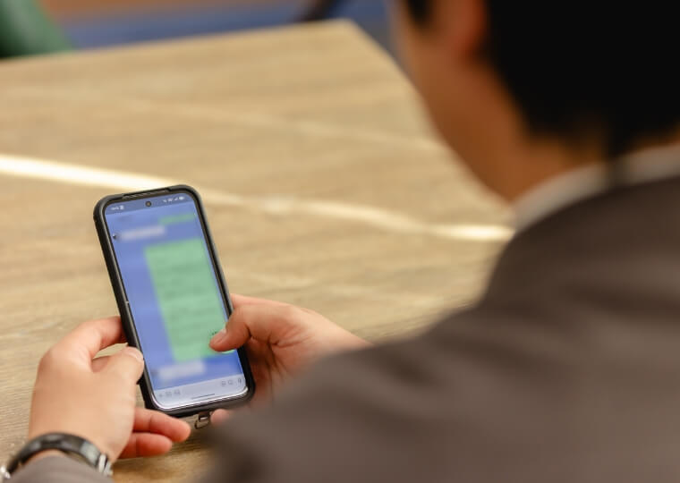 LINEでお客様の経営相談に対応している様子
