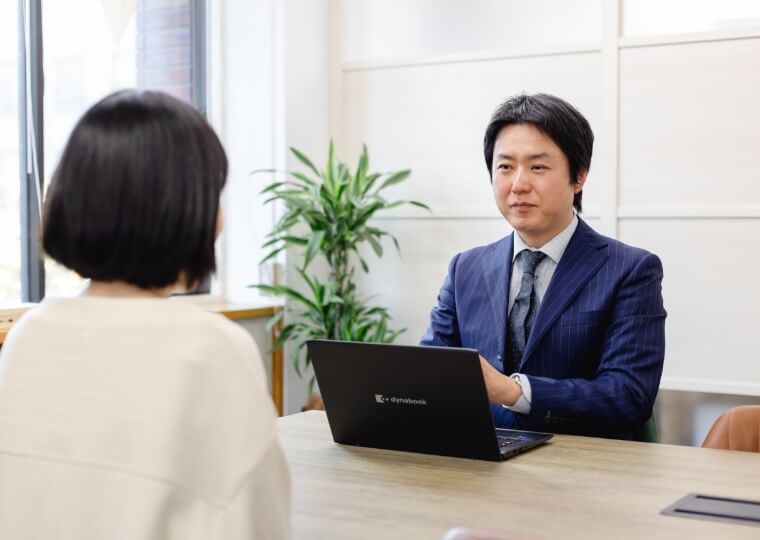 お客様対応中のソルリア事務所の代表