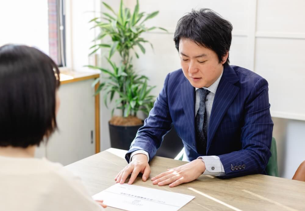 ソルリア税理士事務所でお客様に対応している代表