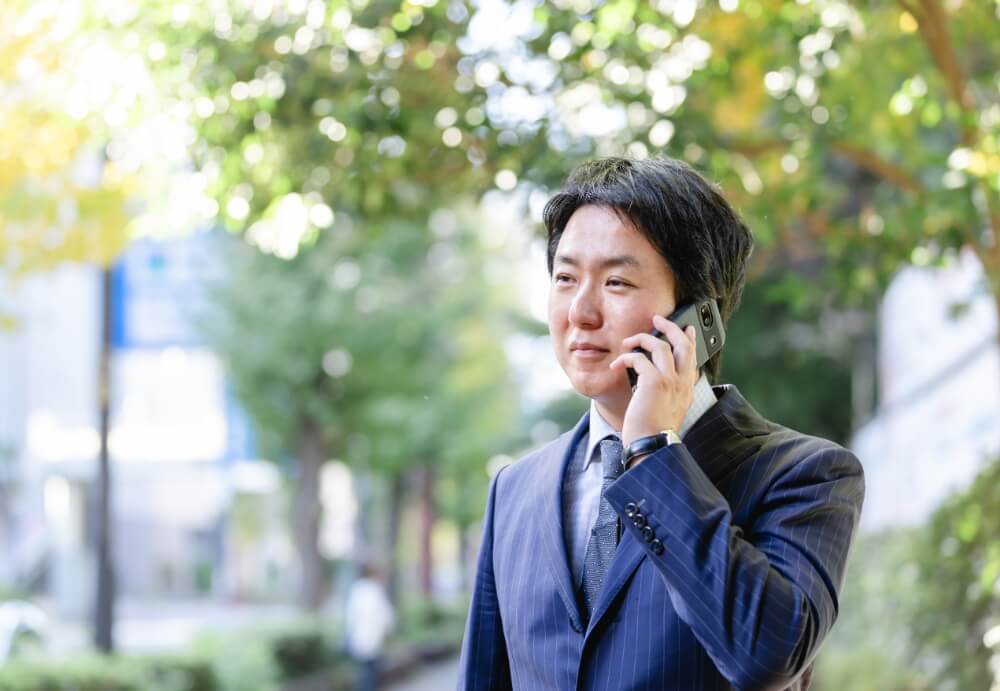 電話対応中ソルリア事務所の代表