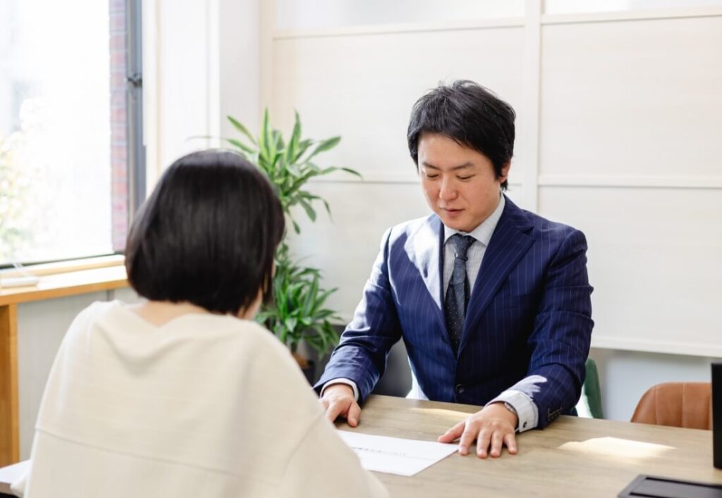 お客様からの相談に対応しているソルリア税理士事務所ソルリア社会保険労務士法人の代表