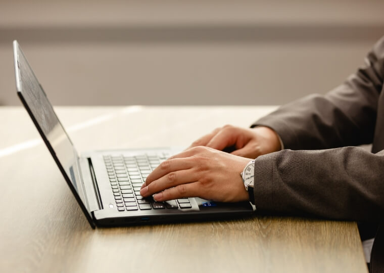 パソコンで仕事をしている社労士の手元