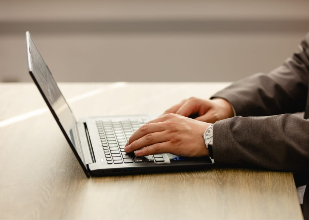 パソコンで仕事をしている税理士の手元